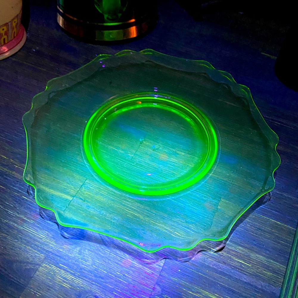 8 inch uranium Vaseline depression era plate. Vintage.